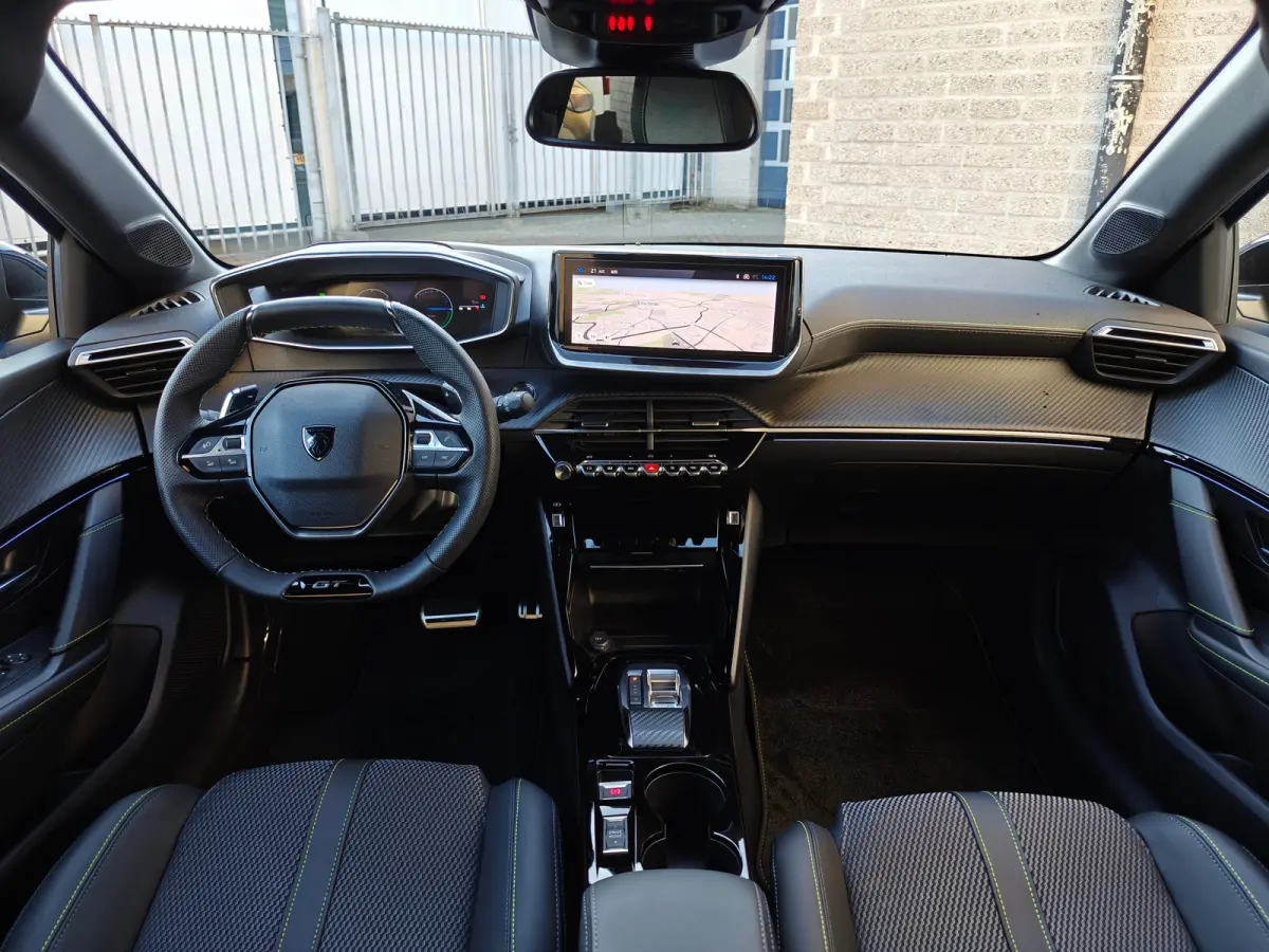 GT | Armsteunen op de voorportieren bekleed met kunstleder met groen sierstiksel (GT-Line) | Climate Control | Dashboard en deurpanelen in kunststof met carboneffect