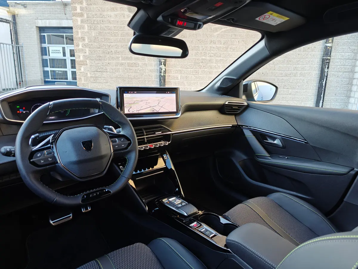 GT | Armsteunen op de voorportieren bekleed met kunstleder met groen sierstiksel (GT-Line) | Climate Control | Dashboard en deurpanelen in kunststof met carboneffect