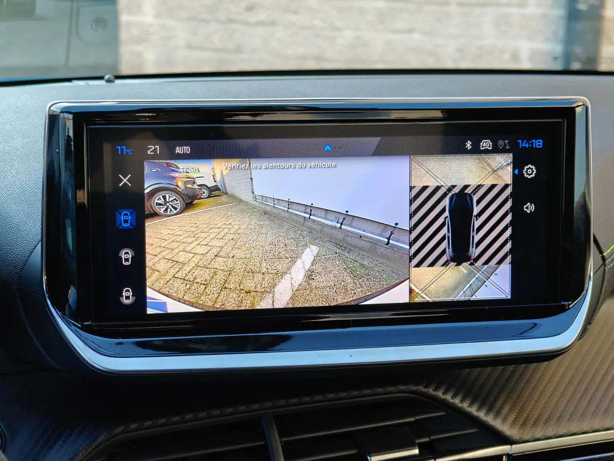 GT | Armsteunen op de voorportieren bekleed met kunstleder met groen sierstiksel (GT-Line) | Climate Control | Dashboard en deurpanelen in kunststof met carboneffect