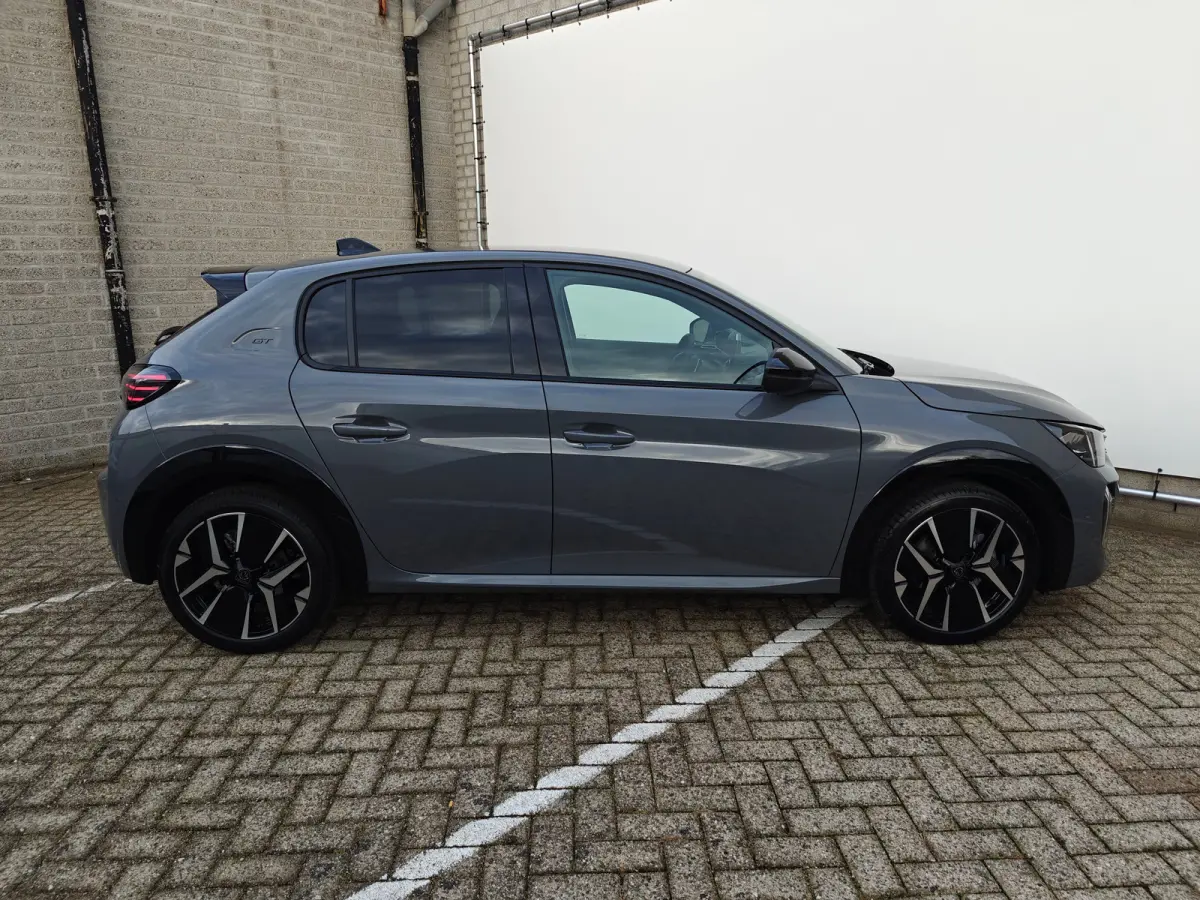 GT | Armsteunen op de voorportieren bekleed met kunstleder met groen sierstiksel (GT-Line) | Climate Control | Dashboard en deurpanelen in kunststof met carboneffect