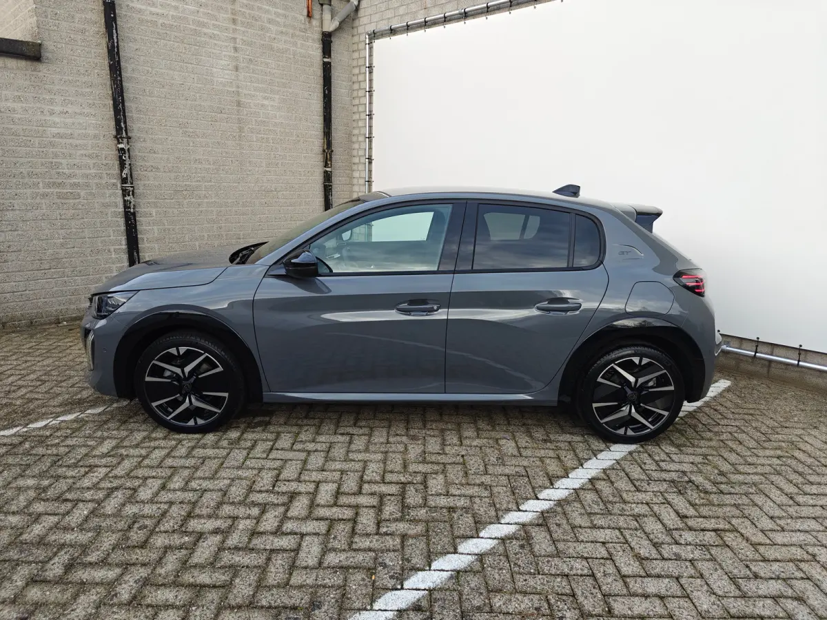 GT | Armsteunen op de voorportieren bekleed met kunstleder met groen sierstiksel (GT-Line) | Climate Control | Dashboard en deurpanelen in kunststof met carboneffect
