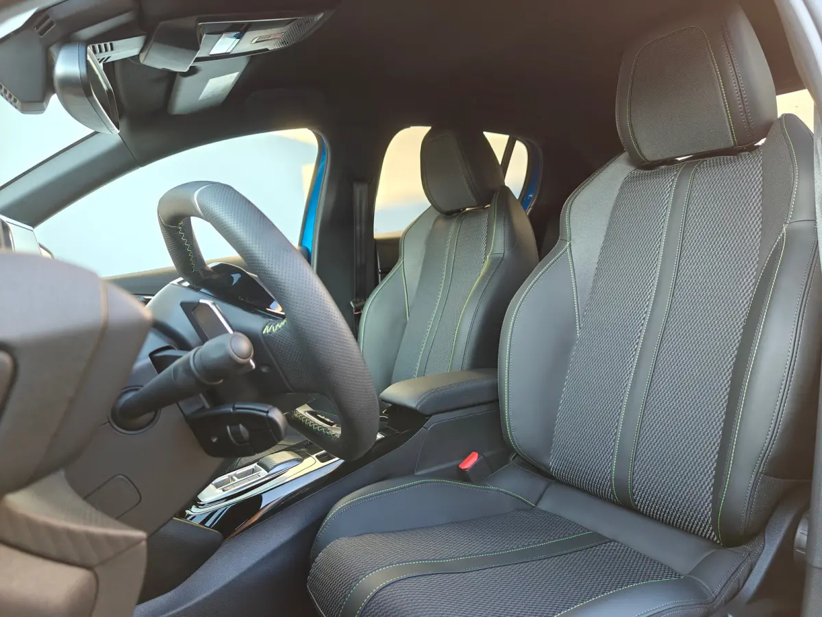 GT | Armsteunen op de voorportieren bekleed met kunstleder met groen sierstiksel (GT-Line) | Climate Control | Dashboard en deurpanelen in kunststof met carboneffect