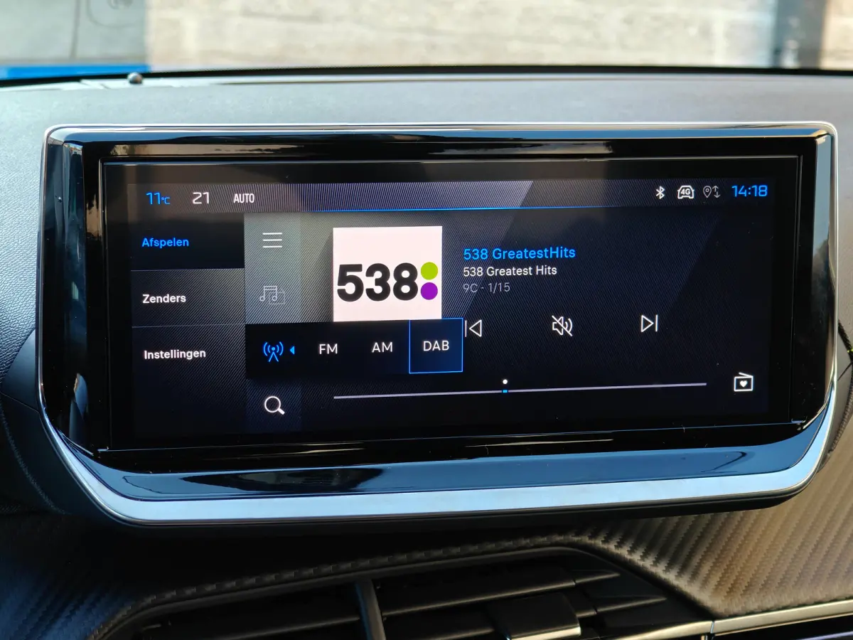 GT | Armsteunen op de voorportieren bekleed met kunstleder met groen sierstiksel (GT-Line) | Climate Control | Dashboard en deurpanelen in kunststof met carboneffect