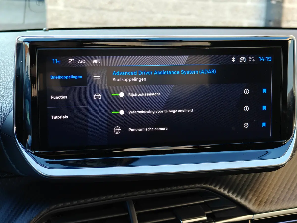 GT | Armsteunen op de voorportieren bekleed met kunstleder met groen sierstiksel (GT-Line) | Climate Control | Dashboard en deurpanelen in kunststof met carboneffect