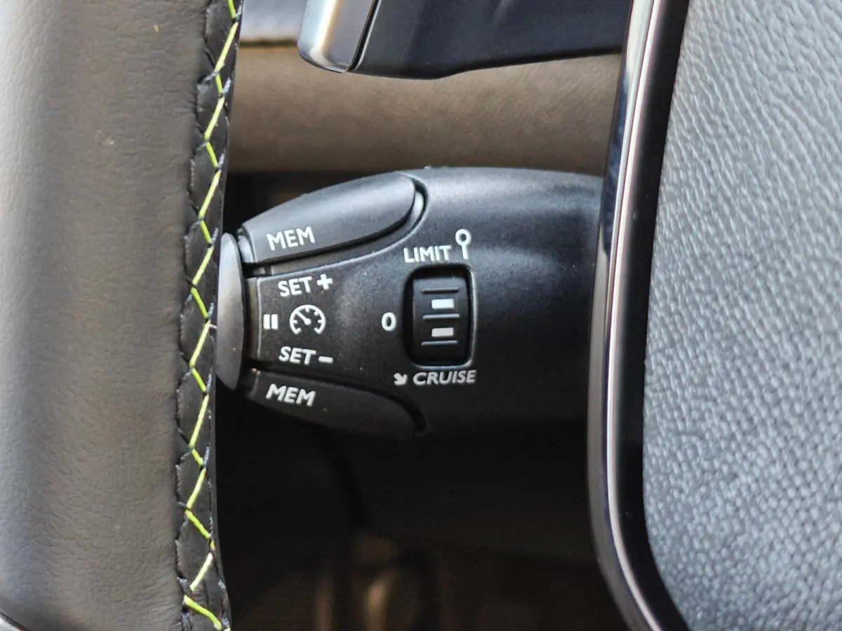 GT | Armsteunen op de voorportieren bekleed met kunstleder met groen sierstiksel (GT-Line) | Climate Control | Dashboard en deurpanelen in kunststof met carboneffect
