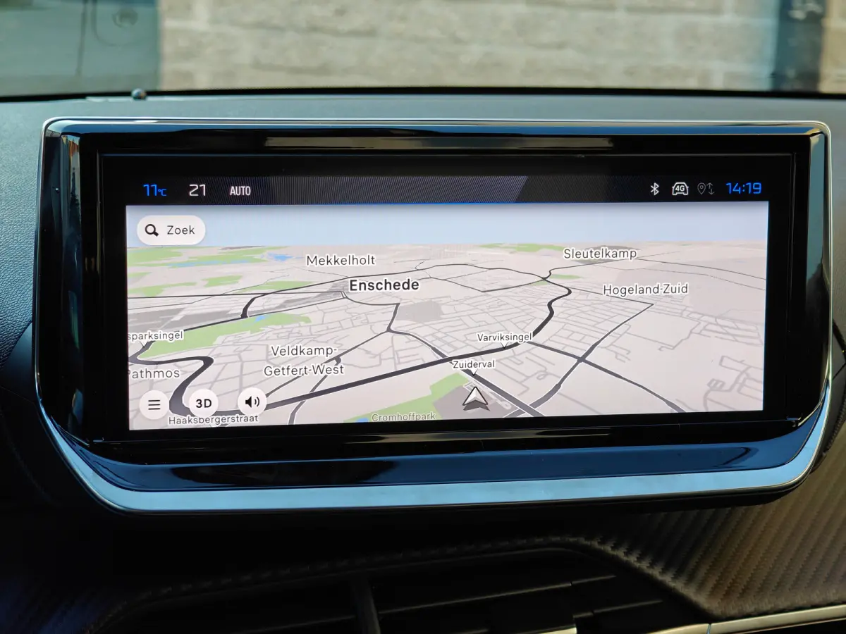GT | Armsteunen op de voorportieren bekleed met kunstleder met groen sierstiksel (GT-Line) | Climate Control | Dashboard en deurpanelen in kunststof met carboneffect