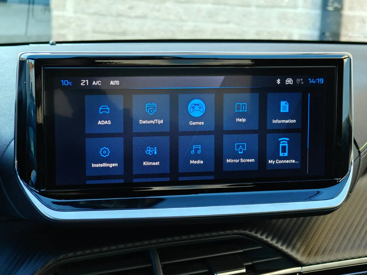 GT | Armsteunen op de voorportieren bekleed met kunstleder met groen sierstiksel (GT-Line) | Climate Control | Dashboard en deurpanelen in kunststof met carboneffect
