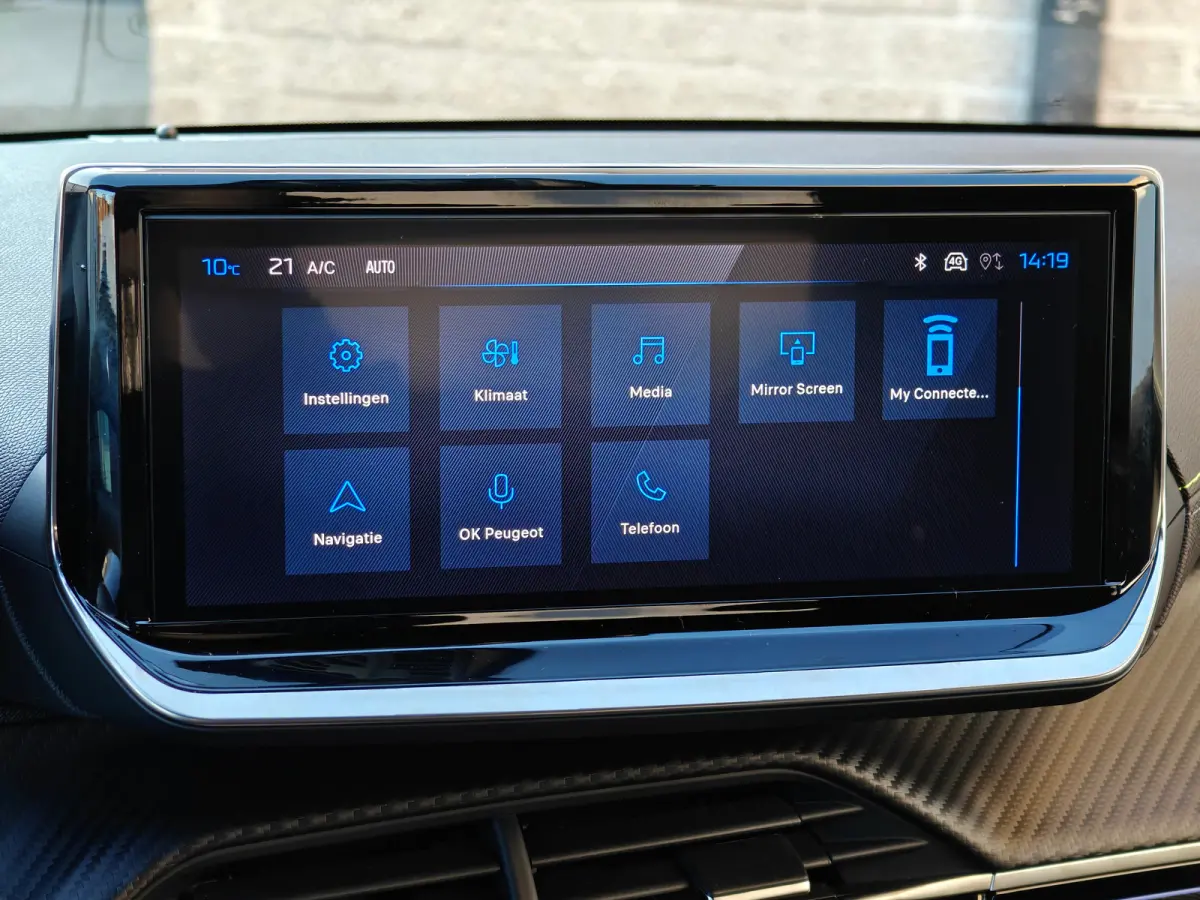 GT | Armsteunen op de voorportieren bekleed met kunstleder met groen sierstiksel (GT-Line) | Climate Control | Dashboard en deurpanelen in kunststof met carboneffect