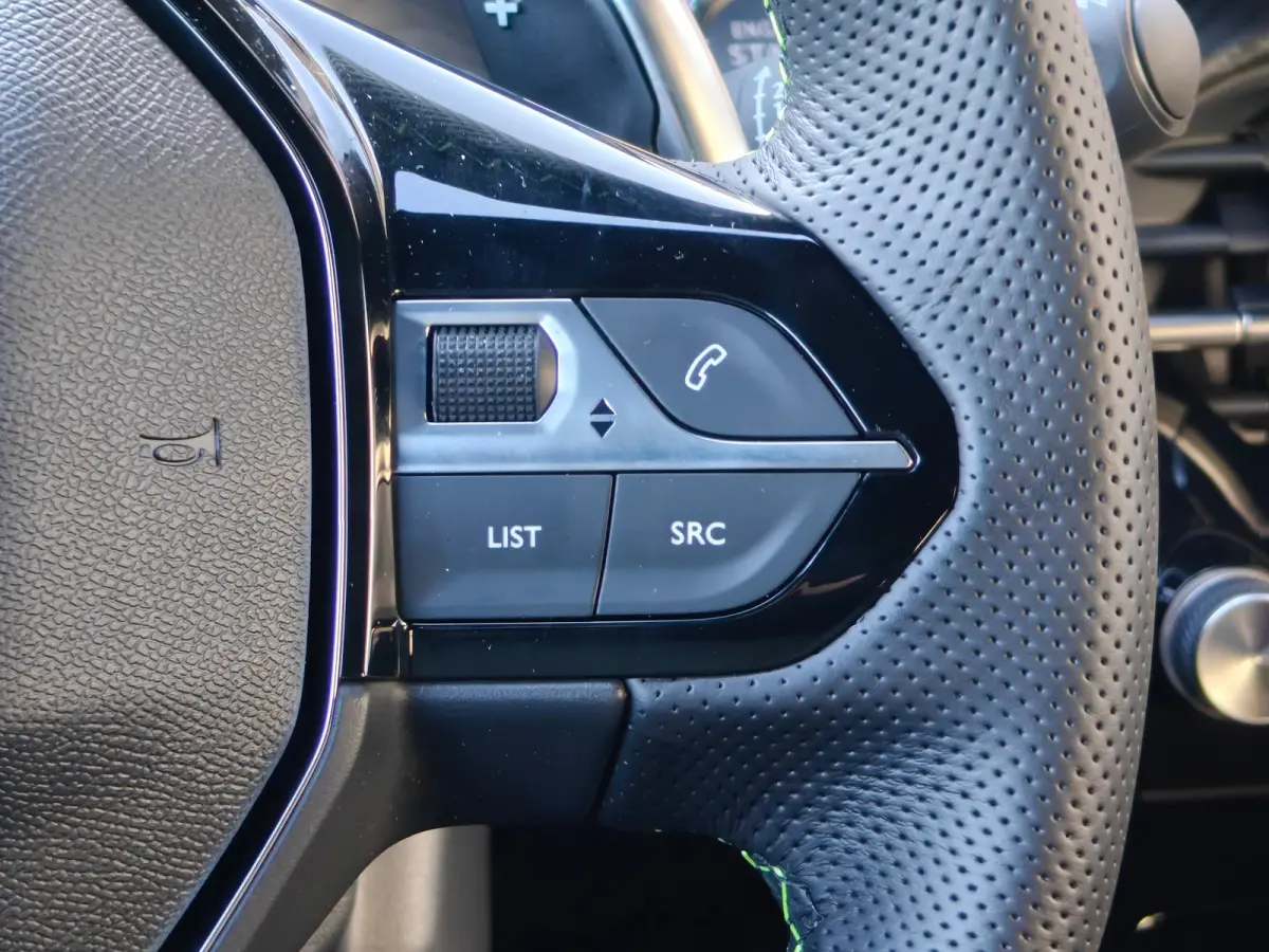 GT | Armsteunen op de voorportieren bekleed met kunstleder met groen sierstiksel (GT-Line) | Climate Control | Dashboard en deurpanelen in kunststof met carboneffect