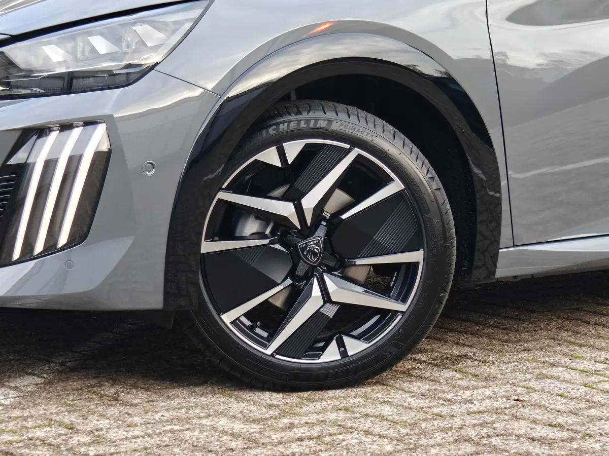 GT | Armsteunen op de voorportieren bekleed met kunstleder met groen sierstiksel (GT-Line) | Climate Control | Dashboard en deurpanelen in kunststof met carboneffect