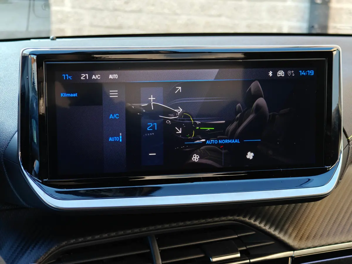 GT | Armsteunen op de voorportieren bekleed met kunstleder met groen sierstiksel (GT-Line) | Climate Control | Dashboard en deurpanelen in kunststof met carboneffect