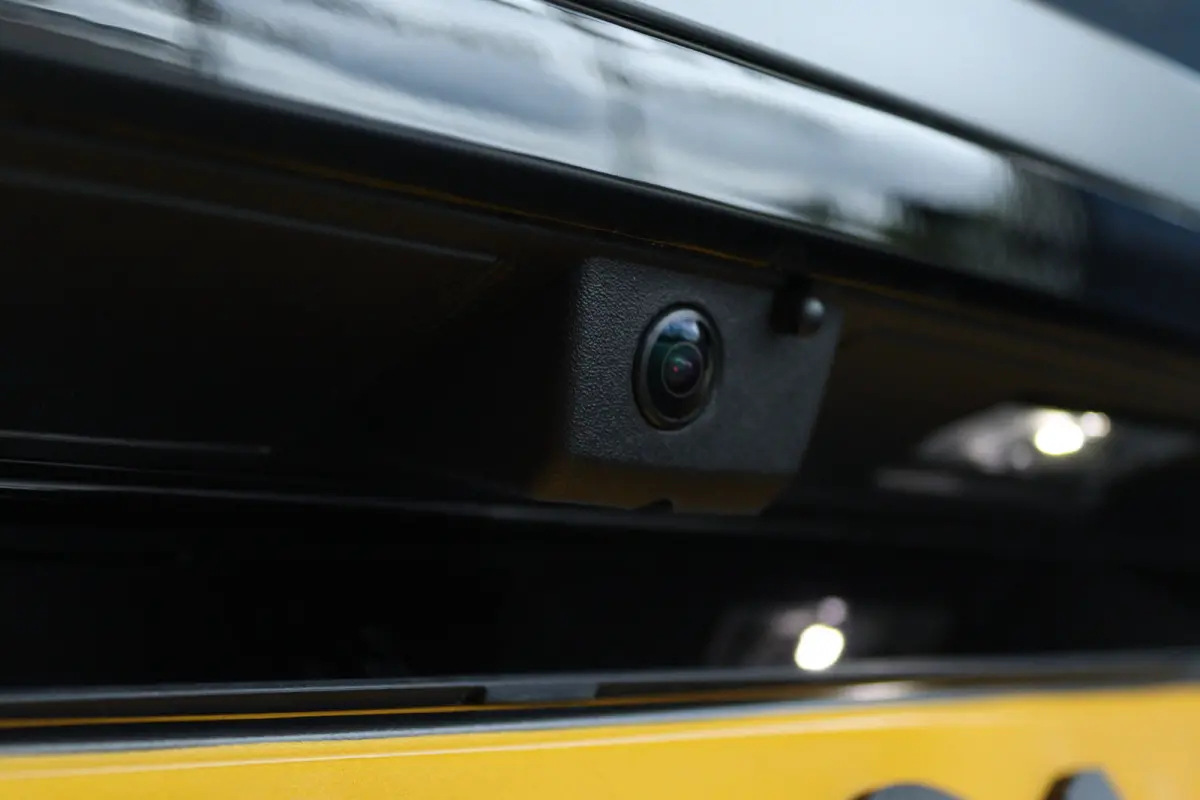 Launch Edition | Advanced Active Safety Brake met camera en radar (Pack Safety Plus) | Climate Control | Elektrische parkeerrem