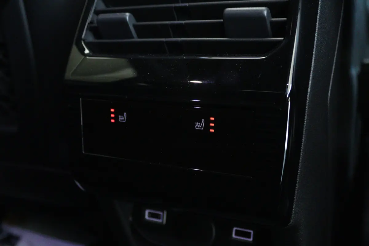 Launch Edition | Advanced Active Safety Brake met camera en radar (Pack Safety Plus) | Climate Control | Elektrische parkeerrem