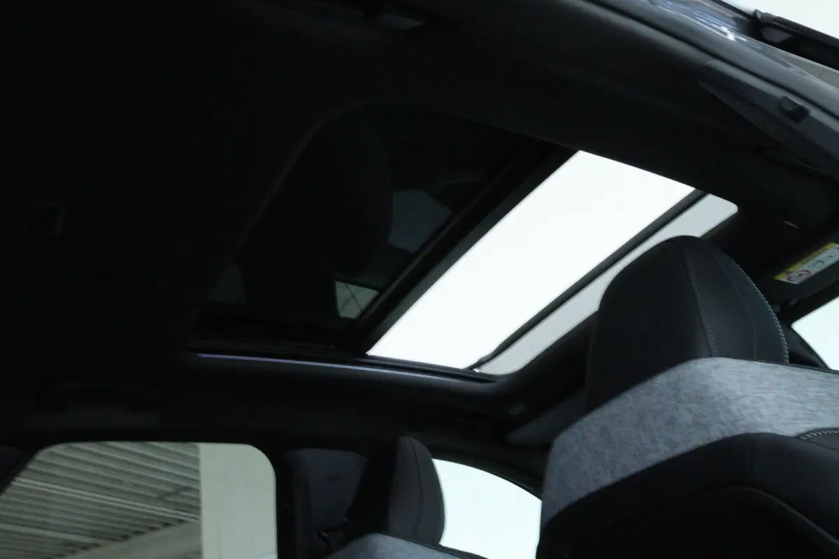 Launch Edition | Advanced Active Safety Brake met camera en radar (Pack Safety Plus) | Climate Control | Elektrische parkeerrem
