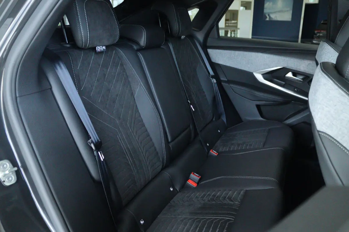 Launch Edition | Advanced Active Safety Brake met camera en radar (Pack Safety Plus) | Climate Control | Elektrische parkeerrem