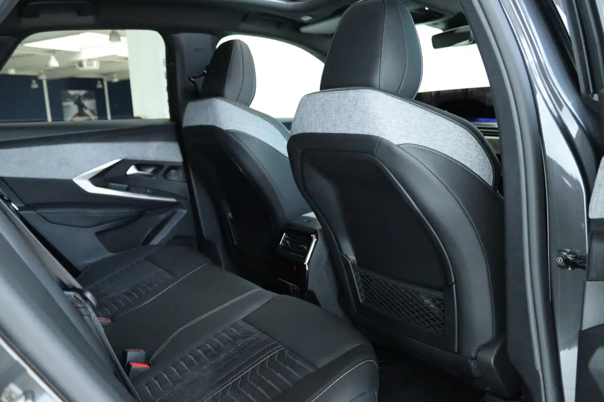 Launch Edition | Advanced Active Safety Brake met camera en radar (Pack Safety Plus) | Climate Control | Elektrische parkeerrem