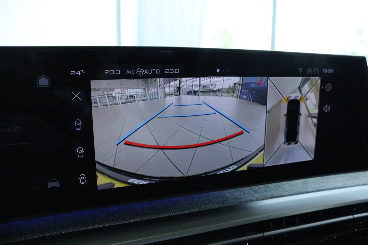 Launch Edition | Advanced Active Safety Brake met camera en radar (Pack Safety Plus) | Climate Control | Elektrische parkeerrem