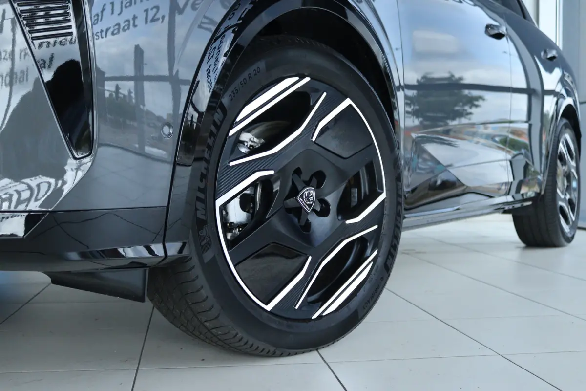 Launch Edition | Advanced Active Safety Brake met camera en radar (Pack Safety Plus) | Climate Control | Elektrische parkeerrem