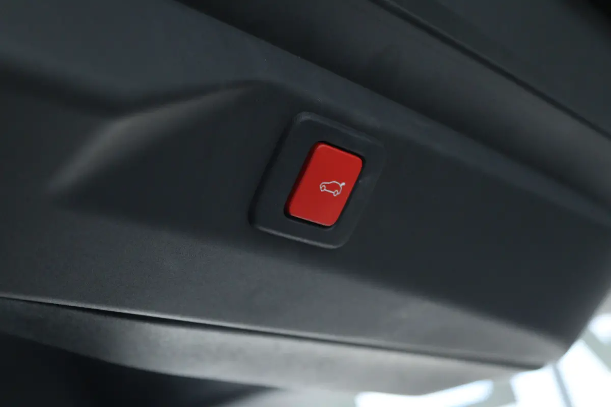 Launch Edition | Advanced Active Safety Brake met camera en radar (Pack Safety Plus) | Climate Control | Elektrische parkeerrem