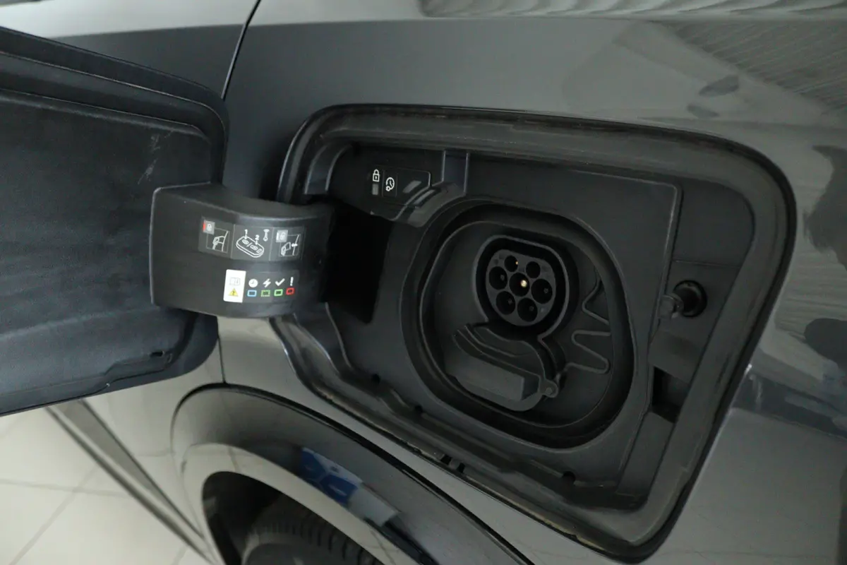 Launch Edition | Advanced Active Safety Brake met camera en radar (Pack Safety Plus) | Climate Control | Elektrische parkeerrem