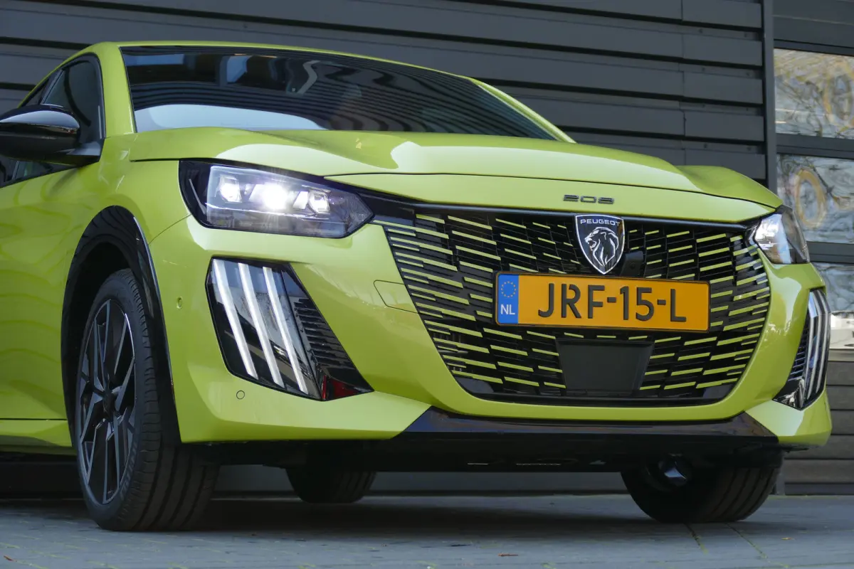 GT | Armsteunen op de voorportieren bekleed met kunstleder met groen sierstiksel (GT-Line) | Climate Control | Dashboard en deurpanelen in kunststof met carboneffect