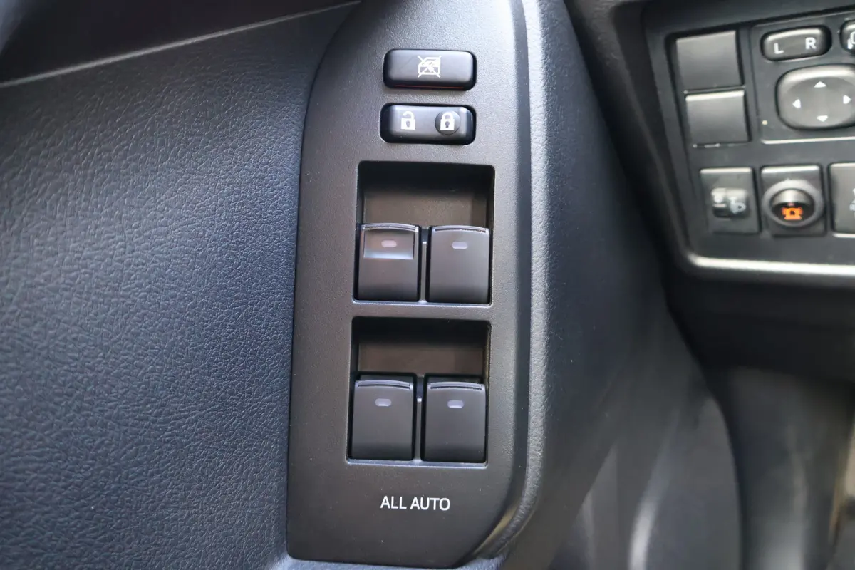 2.8 D-4D-F Challenger Window Van