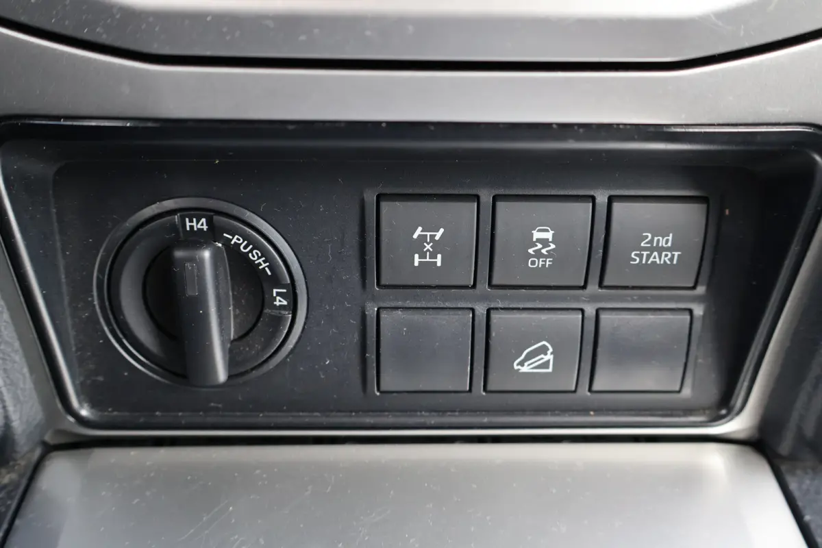 2.8 D-4D-F Challenger Window Van