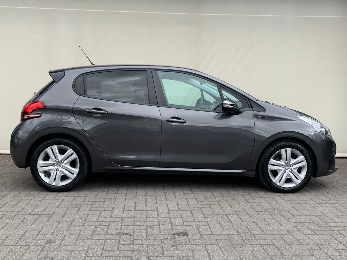 1.2 PureTech Signature Airco | AppleCarplay/ Andoird Auto | Cruise Control | Camera | DAB | LMV 16" | Navi | PDC Achter |