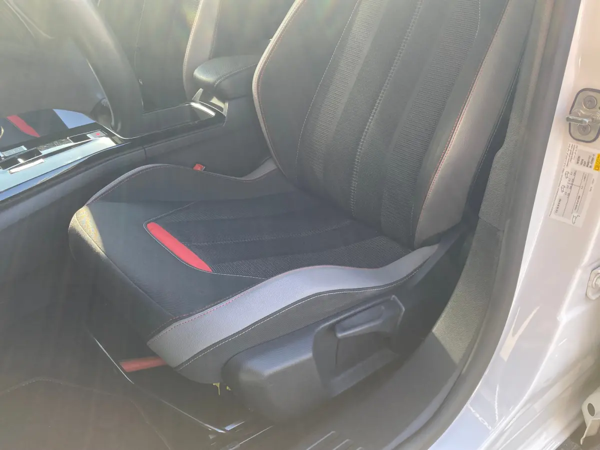 1.2 Turbo GS Line Airco | Camera | Cruise Adaptief | Dode Hoek | Keyless | LED | LMV 18" | Navi | PDC V&A | Stoelverwarming |