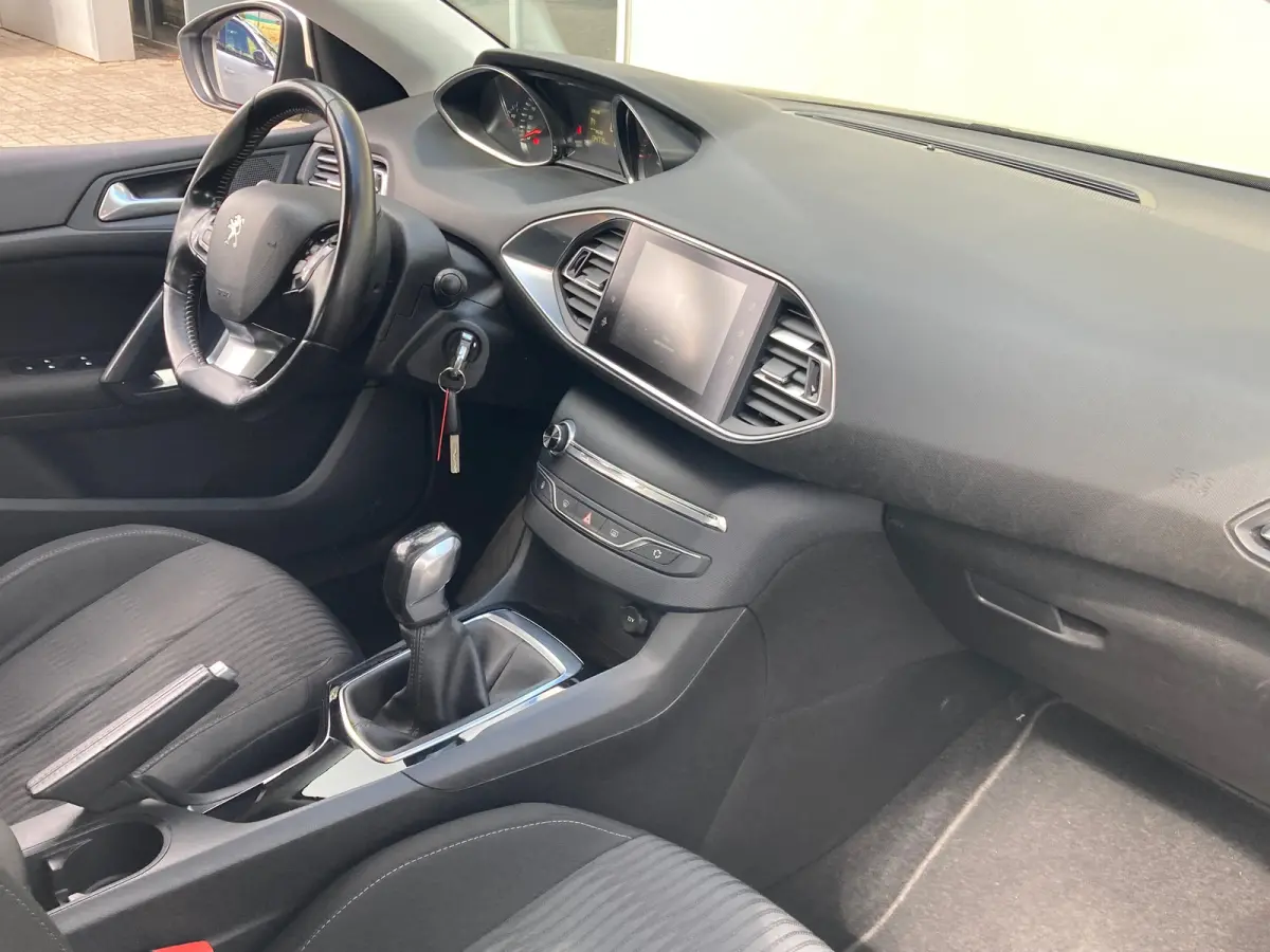 1.2 PureTech Style Airco | Cruise Control | DAB | LMV 16" | PDC Achter | Navi | D-Riem vervangen! |