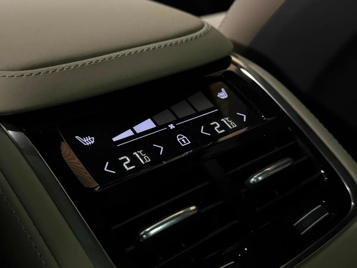 T8 AWD Recharge Ultra Executive Edit. | Full Option! | Bowers & Wilkins | Luchtvering | Stoelventilatie | Trekhaak | 360 Camera | Head-Up Display | Stoelmassage | 455pk | Adaptieve Cruise Co