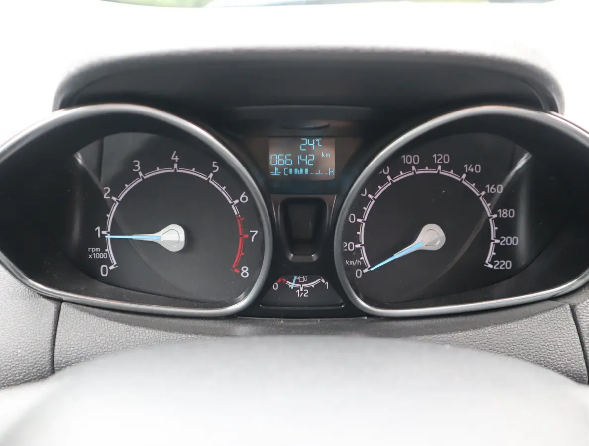 1.0 EcoBoost Titanium Navi / Stoelverw / Keyless / Pdc / Volledig jaar Apk / Volledig onderhouden