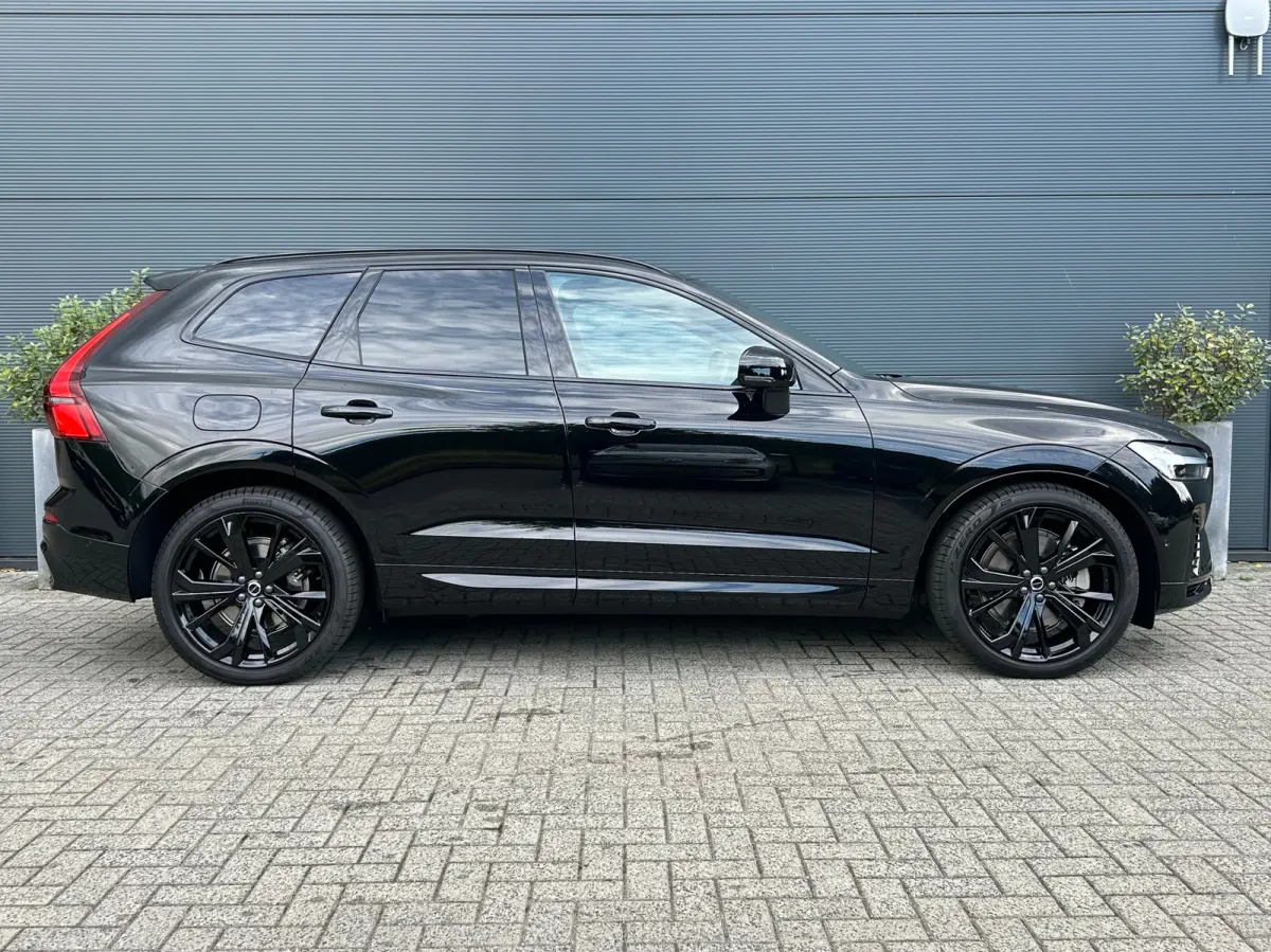 2.0 T6 Plug-in hybrid AWD Plus Black Edition | Luchtvering | Panoramadak | HU-Display | Trekhaak |