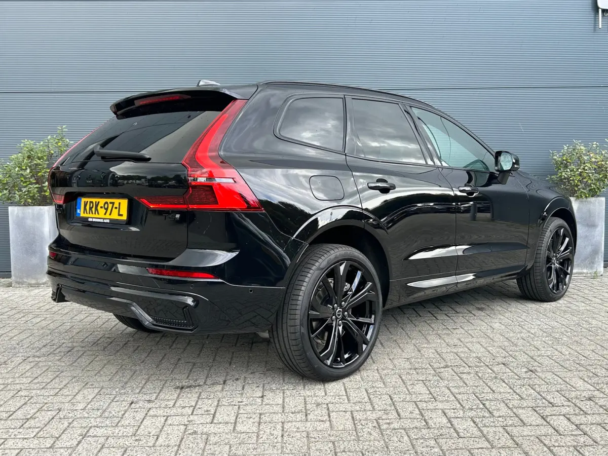 2.0 T6 Plug-in hybrid AWD Plus Black Edition | Luchtvering | Panoramadak | HU-Display | Trekhaak |