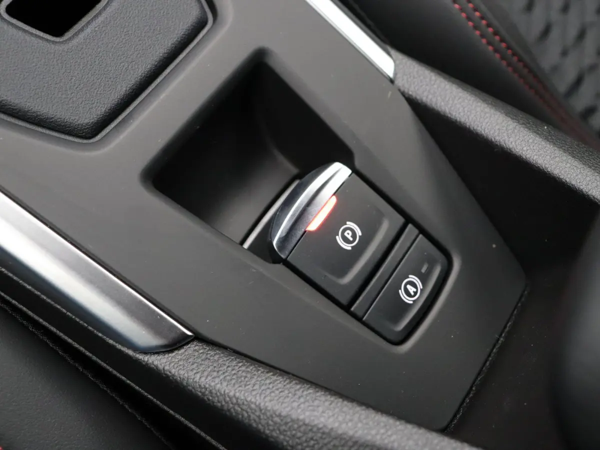 Hybrid 160pk techno | Vijf jaar garantie | Pack Première | Stoelverwarming | 360 graden camera | Active driver assist |