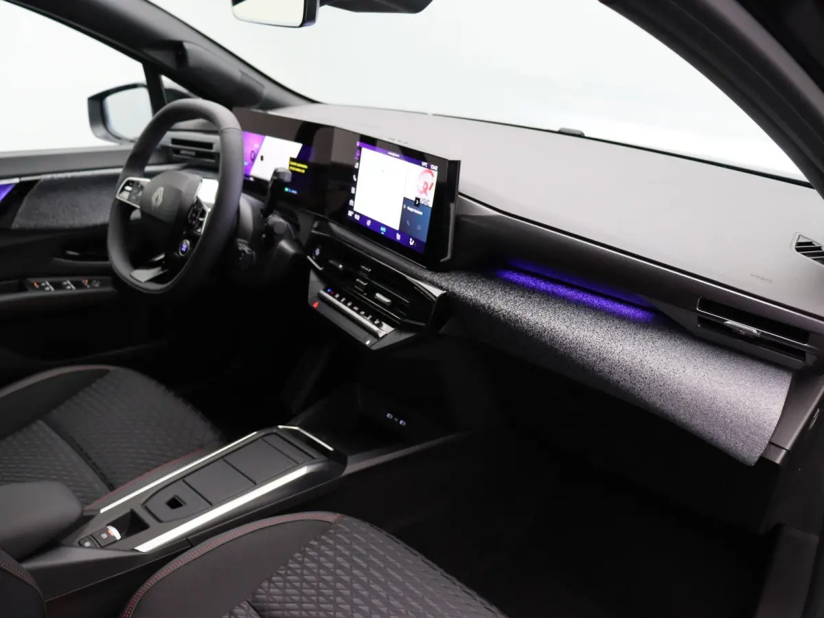 Hybrid 160pk techno | Vijf jaar garantie | Pack Première | Stoelverwarming | 360 graden camera | Active driver assist |