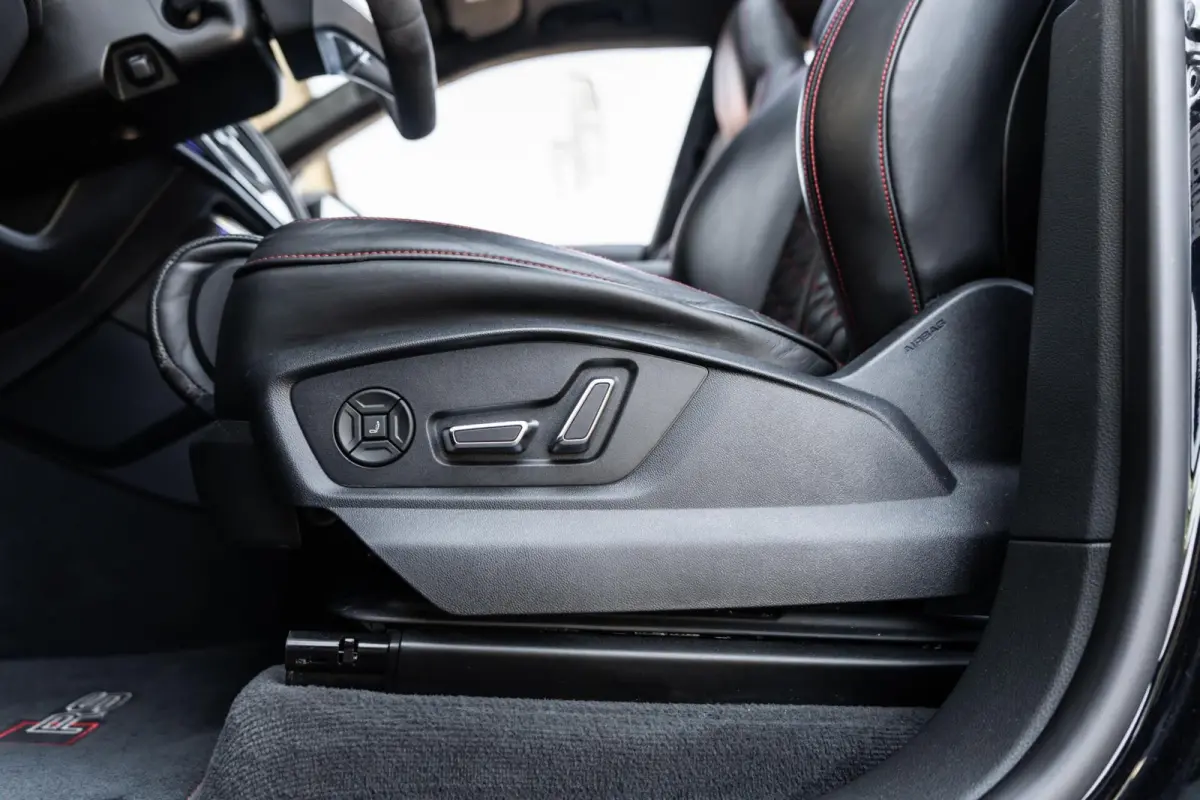 RS 4.0 TFSI quattro Standkachel Keramisch Massage
