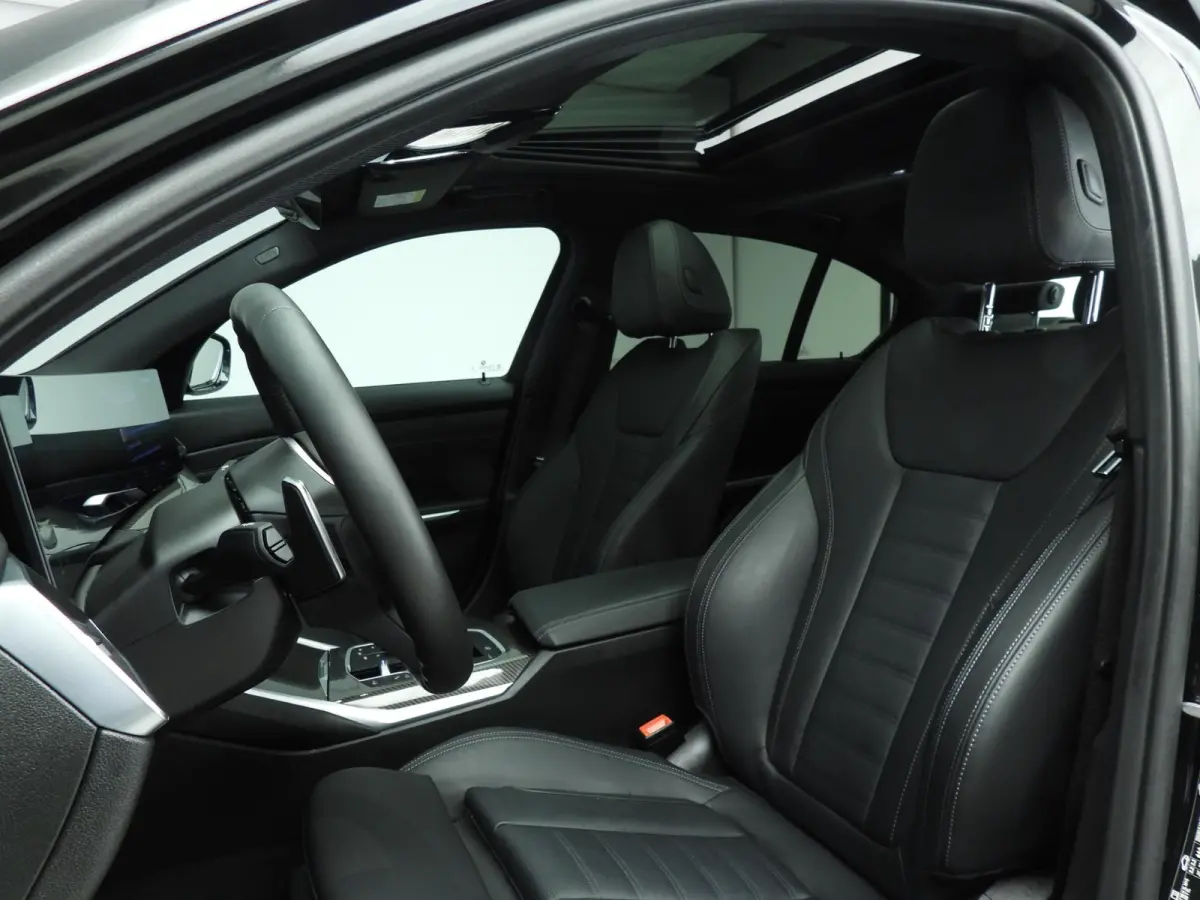 318i | M-Sportpakket | LED | Leder | Navigatie | Schuifdak | Sportstoelen | Stoelverwarming | DAB | Alu 18 inch