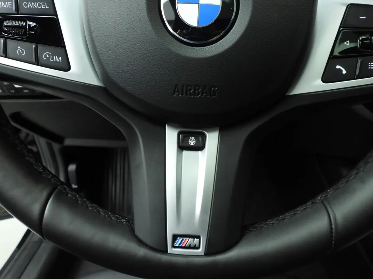 318i | M-Sportpakket | LED | Leder | Navigatie | Schuifdak | Sportstoelen | Stoelverwarming | DAB | Alu 18 inch