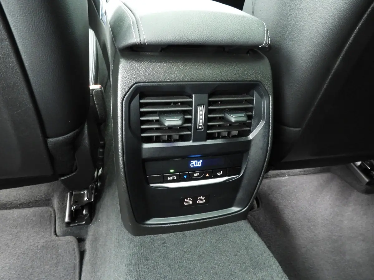 318i | M-Sportpakket | LED | Leder | Navigatie | Schuifdak | Sportstoelen | Stoelverwarming | DAB | Alu 18 inch