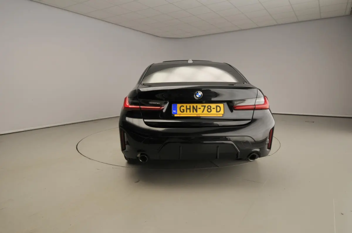 318i | M-Sportpakket | LED | Leder | Navigatie | Schuifdak | Sportstoelen | Stoelverwarming | DAB | Alu 18 inch