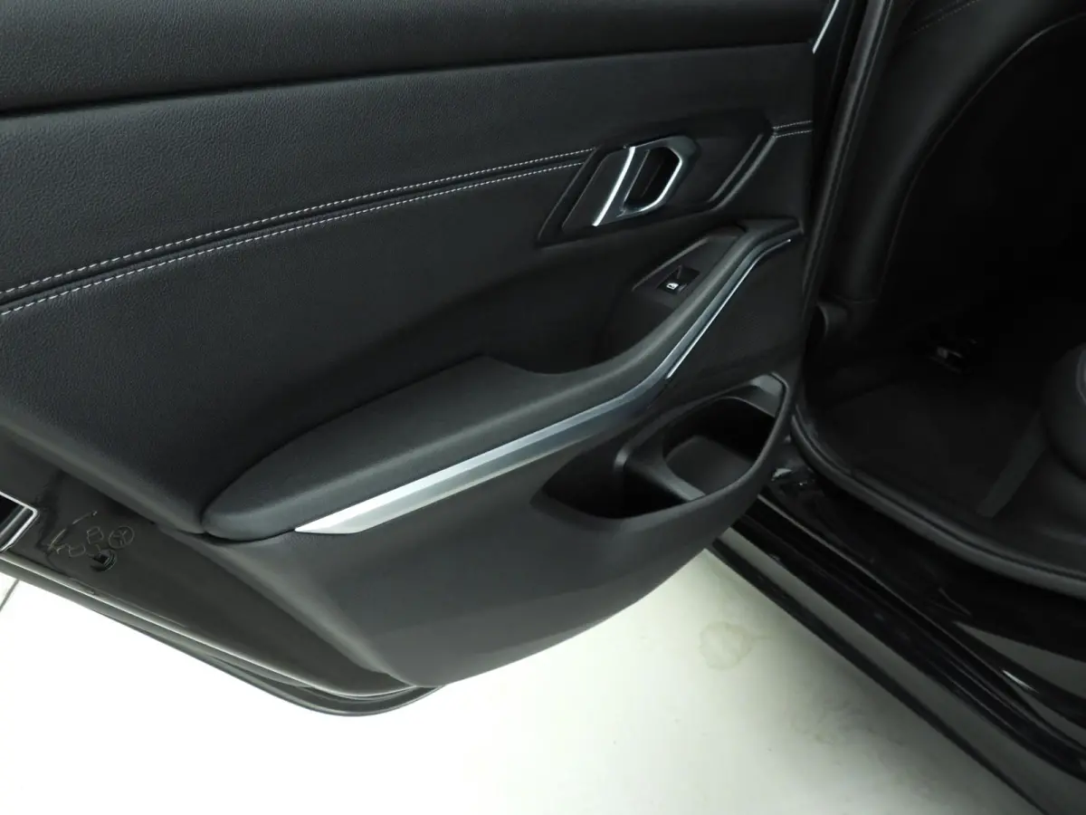 318i | M-Sportpakket | LED | Leder | Navigatie | Schuifdak | Sportstoelen | Stoelverwarming | DAB | Alu 18 inch