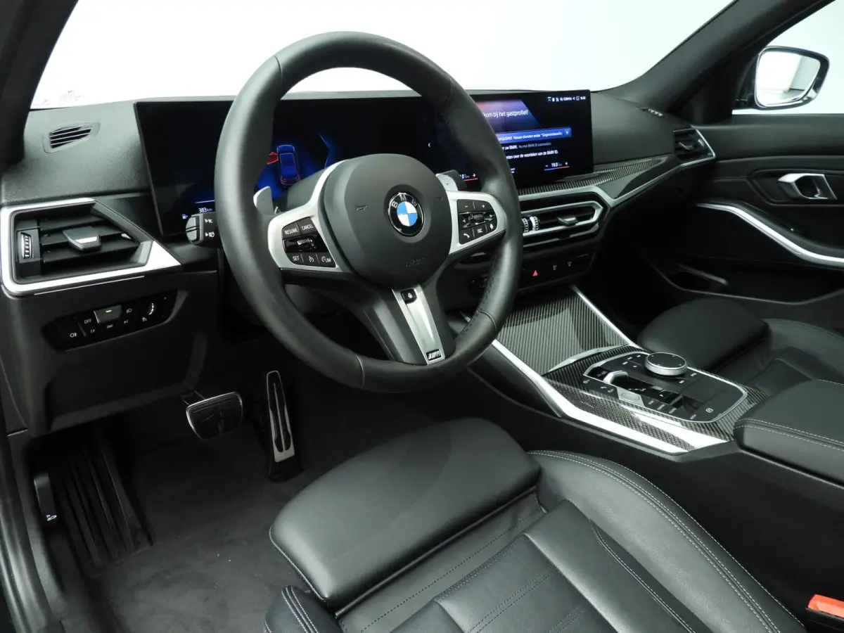 318i | M-Sportpakket | LED | Leder | Navigatie | Schuifdak | Sportstoelen | Stoelverwarming | DAB | Alu 18 inch