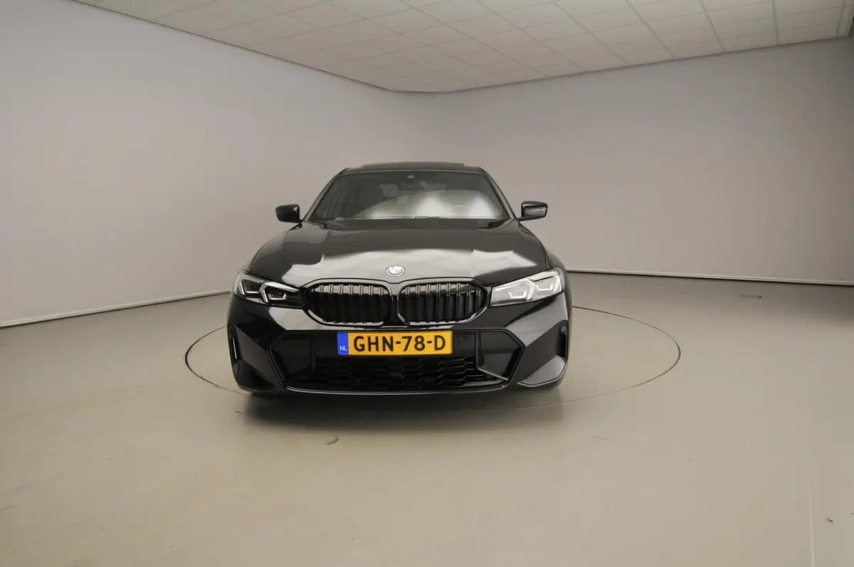 318i | M-Sportpakket | LED | Leder | Navigatie | Schuifdak | Sportstoelen | Stoelverwarming | DAB | Alu 18 inch