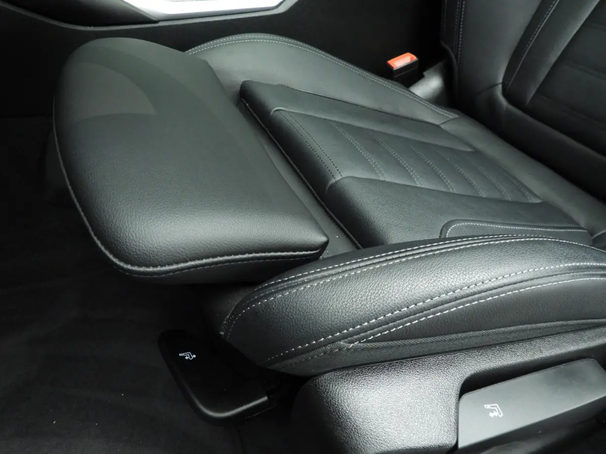 318i | M-Sportpakket | LED | Leder | Navigatie | Schuifdak | Sportstoelen | Stoelverwarming | DAB | Alu 18 inch