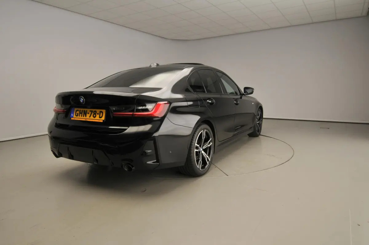 318i | M-Sportpakket | LED | Leder | Navigatie | Schuifdak | Sportstoelen | Stoelverwarming | DAB | Alu 18 inch