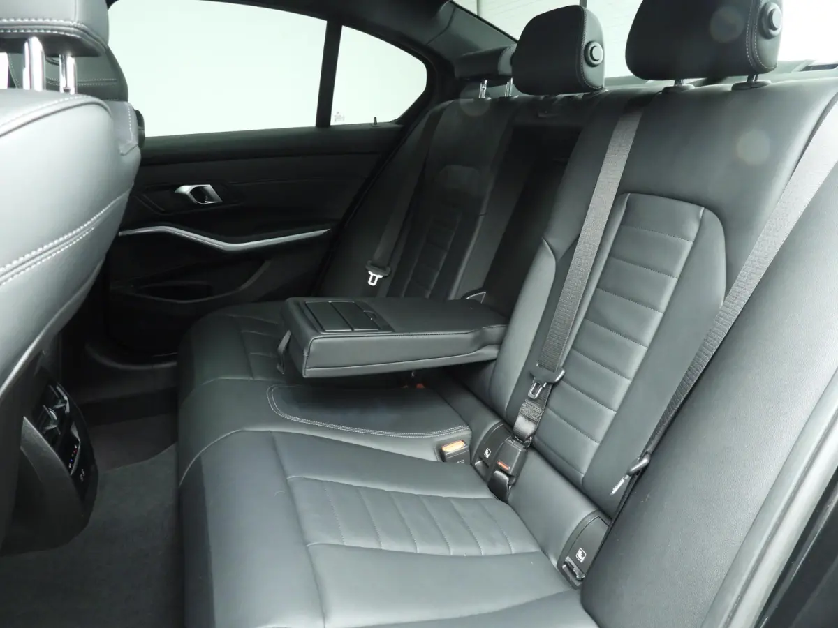 318i | M-Sportpakket | LED | Leder | Navigatie | Schuifdak | Sportstoelen | Stoelverwarming | DAB | Alu 18 inch