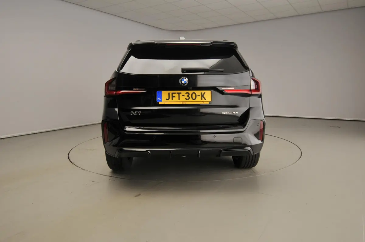 sDrive18i | M-Sportpakket | LED | Navigatie | Panoramadak | Trekhaak | Sportstoelen | DAB | Alu 18 inch