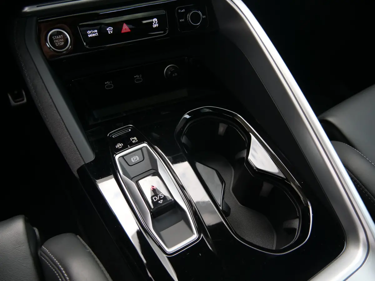 2.0 TFSI e-hybrid quattro S edition 299 Pk Automaat / NIEUW MODEL Navi / DAB / Camera's / Apple Carplay / Pano-dak