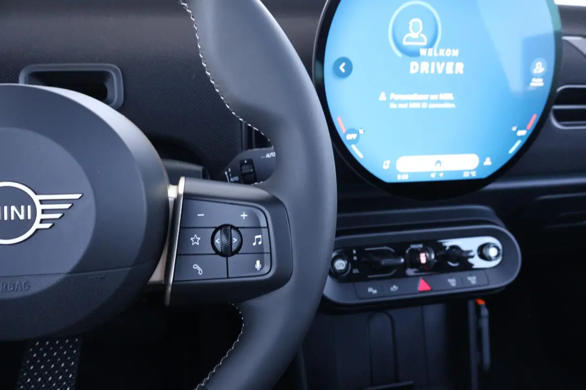 1.5 Cooper C Blackyard | Pano-dak | Harman Kardon | Elektrische stoelen met geheugen | Head-up display | Comfortacces | Stoelverwarming